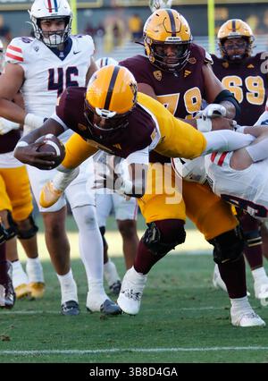 25 novembre 2023 : le quarterback Jaden Rashada (5 ans) des Sun Devils de l'Arizona plonge pour le touchdown lors d'un match de football NCAA entre l'Université de l'Arizona et l'Université de l'Arizona au Mountain America Stadium de Tempe, Arizona. ..Michael Cazares/CSM. (Image crédit : Banque D'Images