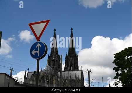 Der Kölner Dom, im Vordergrund Verkehrszeichen Achtung Vorfahrt gewähren und nur geradeaus fahren bzw. Liens abbiegen Vorgeschriebene Fahrtrichtung geradeaus oder links *** Cathédrale de Cologne, au premier plan le panneau de signalisation attention céder la place et seulement conduire tout droit ou tourner à gauche prescrit direction de déplacement tout droit ou à gauche Banque D'Images