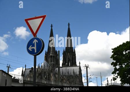 Der Kölner Dom, im Vordergrund Verkehrszeichen Achtung Vorfahrt gewähren und nur geradeaus fahren bzw. Liens abbiegen Vorgeschriebene Fahrtrichtung geradeaus oder links *** Cathédrale de Cologne, au premier plan le panneau de signalisation attention céder la place et seulement conduire tout droit ou tourner à gauche prescrit direction de déplacement tout droit ou à gauche Banque D'Images