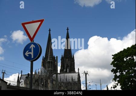 Der Kölner Dom, im Vordergrund Verkehrszeichen Achtung Vorfahrt gewähren und nur geradeaus fahren bzw. Liens abbiegen Vorgeschriebene Fahrtrichtung geradeaus oder links *** Cathédrale de Cologne, au premier plan le panneau de signalisation attention céder la place et seulement conduire tout droit ou tourner à gauche prescrit direction de déplacement tout droit ou à gauche Banque D'Images