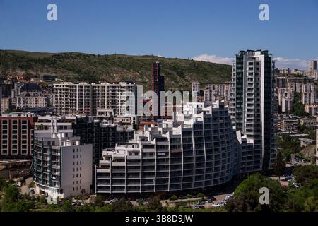 Tbilissi, Tbilissi, Géorgie. 7 mai 2025. Depuis les fenêtres de la structure monumentale connue sous le nom de « dortoir de Bagebi », on peut voir les complexes résidentiels nouvellement construits du quartier de Saburtalo. Crédit : Ilya Vaga/ZUMA Press Wire/ZUMA Wire/Alamy Live News Banque D'Images
