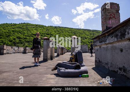 Tbilissi, Tbilissi, Géorgie. 7 mai 2025. La structure monumentale unique connue sous le nom de 'dortoir de Bagebi' faisait autrefois partie d'un campus étudiant. Dans les années 1990, il a été partiellement alloué aux réfugiés d'Abkhazie. Aujourd'hui, il se présente comme un ghetto dystopique, où les habitants luttent '''' quand ils le peuvent '''' pour combattre les difficultés qui y ont pris racine. Crédit : Ilya Vaga/ZUMA Press Wire/ZUMA Wire/Alamy Live News Banque D'Images
