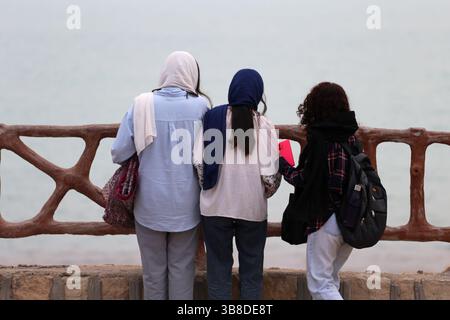 28 avril 2024, Bushehr, Iran : trois jeunes femmes iraniennes regardent la côte nord du golfe Persique dans la ville portuaire de Bushehr, province de Bushehr, dans le sud de l'Iran. Bushehr se trouve à 12 km du site de la centrale nucléaire de Bushehr. La centrale nucléaire de Bushehr en Iran, construite avec la technologie russe, est opérationnelle depuis 2011. C'est la première centrale nucléaire civile du moyen-Orient. (Crédit image : © Rouzbeh Fouladi/ZUMA Press Wire) Banque D'Images
