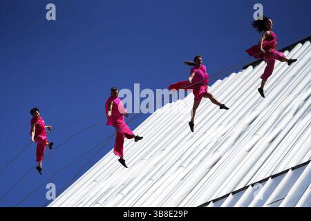 13 avril 2024, Dallas, Texas, États-Unis : Dallas, Texas, États-Unis : les membres de la compagnie de danse aérienne / verticale Bandaloop se produisent devant le Dee and Charles Wyly Theater au AT&T Performing Arts Center dans le quartier des arts du centre-ville de Dallas le samedi 13 avril 2024. (Crédit image : © Javier Vicencio/ZUMA Press Wire) Banque D'Images