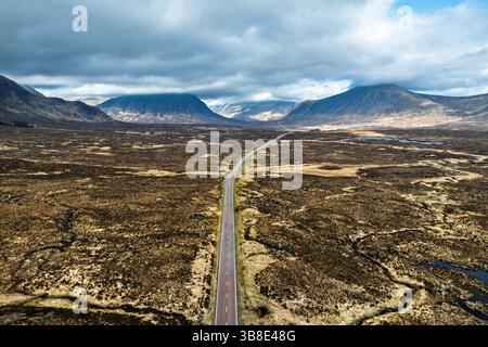 Moors et la route A82 au-dessus de Glencoe Valley depuis un drone, Highland, Écosse Banque D'Images