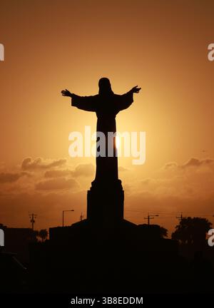 29 mars 2024, South Padre Island, Texas, États-Unis : 230 mars 2024. La statue de â€œCristo de los Pescadoresâ€ est dessinée par le soleil couchant dans le parc Isla Blanca où le Rio Grande pénètre dans le golfe du Mexique. Les foules du sud du Texas affluent sur la plage de South Padre Island pendant le week-end de Pâques pour éviter la chaleur du début de saison dans la vallée inférieure du Rio Grande. (Crédit image : © Ralph Lauer/ZUMA Press Wire) Banque D'Images