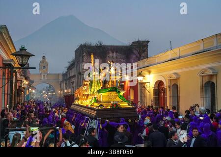 27 mars 2024, Antigua, Guatemala : les Costaleros transportent l’énorme flotteur processionnel JesÃºs Nazareno del Milagro dans les rues pendant la traditionnelle Santa Semana célébrant la semaine Sainte, le 27 mars 2024 à Antigua, Guatemala. Les processions opulentes, les algèbres détaillées et les traditions séculaires attirent plus d'un million de personnes dans l'ancienne capitale. (Crédit image : © Richard Ellis/ZUMA Press Wire) Banque D'Images