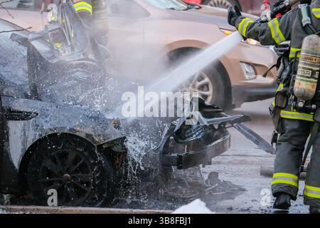 17 février 2024, Minneapolis, Minnesota, États-Unis : les suites d'un incendie de voiture devant le Walker Art Museum le 17 février 2024 à Minneapolis, Minnesota. (Crédit image : © Steven Garcia/ZUMA Press Wire) Banque D'Images
