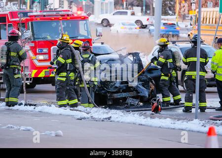 17 février 2024, Minneapolis, Minnesota, États-Unis : les suites d'un incendie de voiture devant le Walker Art Museum le 17 février 2024 à Minneapolis, Minnesota. (Crédit image : © Steven Garcia/ZUMA Press Wire) Banque D'Images