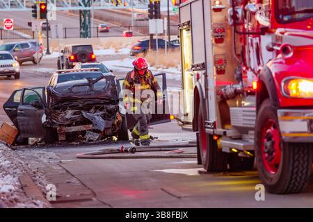 17 février 2024, Minneapolis, Minnesota, États-Unis : les suites d'un incendie de voiture devant le Walker Art Museum le 17 février 2024 à Minneapolis, Minnesota. (Crédit image : © Steven Garcia/ZUMA Press Wire) Banque D'Images