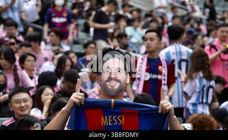 3 février 2024, Hong Kong, Chine : à Hong Kong, un fan dans un masque Messi regarde la pratique ouverte. Hier, lors d'un match de football entre l'Inter Miami et l'équipe de Hong Kong, les choses se sont avariées, avec des milliers de fans scandant "remboursement" après le match en tant que superstar du football international, Lionel Messi n'a pas participé au match de football réel, mais s'est assis à travers le match sur le banc. Propriétaire de l'Inter Miami, David Beckham a été hué par les fans de football au stade après le match. (Crédit image : © Liau Chung-Ren/ZUMA Press Wire) Banque D'Images