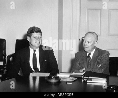 19 janvier 1961, Washington, District of Columbia, États-Unis : le président élu des États-Unis John Kennedy et le président américain Dwight Eisenhower lors d'une réunion dans la salle du Cabinet, Maison Blanche, Washington, D.C., États-Unis, Abbie Rowe, photographies de la Maison Blanche, 19 janvier 1961 (image crédit : © JT Vintage via ZUMA Press Wire) Banque D'Images