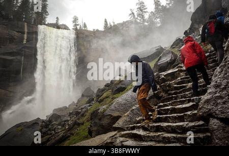 7 février 2024 : les randonneurs font leur chemin le long des marches sur le sentier Mist près de Vernal Fall à Yosemite fin avril 2019. (Crédit image : © Craig Kohlruss/The Fresno Bee via ZUMA Press Wire) Banque D'Images