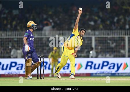 Kolkata, Inde. 07 mai 2025. Ravichandran Ashwin de Chennai Super Kings vu en action lors de l'Indian premier League 2025 (IPL) Twenty cricket match 57 entre Kolkata Knight Riders et Chennai Super Kings au stade Eden Gardens. Score final Kolkata Knight Riders 179/6 en 20 overs, Chennai Super Kings 183/8 en 19,4 overs crédit : SOPA images Limited/Alamy Live News Banque D'Images