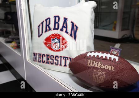 08 février 2024 : une vue de la marchandise exclusive disponible à l'achat de l'exposition Urban Necessities pendant l'événement Origins : NFL Collection Launch Event à Las Vegas , NV. Christopher Trim/CSM. (Crédit image : © Christopher Trim/CSM via ZUMA Press Wire) Banque D'Images