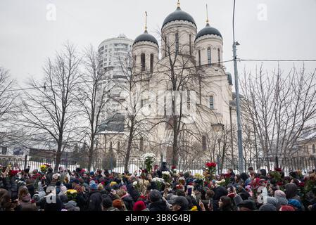 1er mars 2024, Moscou, Russie : les gens se rassemblent devant l'église de l'icône de la mère de Dieu apaisent mes douleurs pendant le service funéraire d'Alexei Navalny. (Crédit image : © Emil Gataullin/ZUMA Press Wire) Banque D'Images
