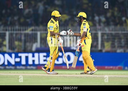 Kolkata, Inde. 07 mai 2025. Urvil Patel et Ravichandran Ashwin des Super Kings de Chennai vus en action lors de l'Indian premier League 2025 (IPL) Twenty cricket match 57 entre Kolkata Knight Riders et Chennai Super Kings au stade Eden Gardens. Score final Kolkata Knight Riders 179/6 en 20 overs, Chennai Super Kings 183/8 en 19,4 overs (photo de Dipayan Bose/SOPA images/SIPA USA) crédit : SIPA USA/Alamy Live News Banque D'Images