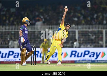 Kolkata, Inde. 07 mai 2025. Ravichandran Ashwin de Chennai Super Kings vu en action lors de l'Indian premier League 2025 (IPL) Twenty cricket match 57 entre Kolkata Knight Riders et Chennai Super Kings au stade Eden Gardens. Score final Kolkata Knight Riders 179/6 en 20 overs, Chennai Super Kings 183/8 en 19,4 overs (photo de Dipayan Bose/SOPA images/SIPA USA) crédit : SIPA USA/Alamy Live News Banque D'Images