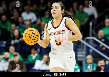 29 février 2024 : la garde Virginia Tech Georgia Amoore (5 ans) avance le ballon sur le terrain lors d'un match de basket-ball féminin de la NCAA entre les Virginia Tech Hokies et les notre Dame Fighting Irish au Purcell Pavilion au Joyce Center à South Bend, Indiana. John Mersits/CSM. (Crédit image : © John Mersits/CSM via ZUMA Press Wire) Banque D'Images