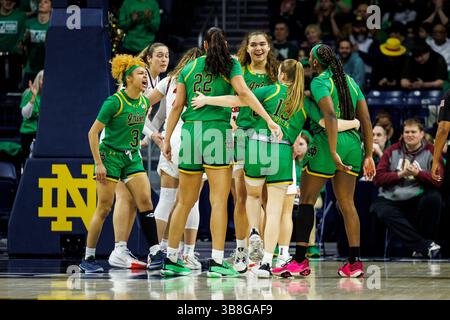 29 février 2024 : les joueuses de notre Dame réagissent après un panier fait lors d'un match de basket féminin de la NCAA entre les Virginia Tech Hokies et les notre Dame Fighting Irish au Purcell Pavilion au Joyce Center à South Bend, Indiana. John Mersits/CSM. (Crédit image : © John Mersits/CSM via ZUMA Press Wire) Banque D'Images
