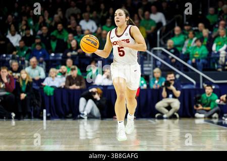 29 février 2024 : la garde Virginia Tech Georgia Amoore (5 ans) avance le ballon sur le terrain lors d'un match de basket-ball féminin de la NCAA entre les Virginia Tech Hokies et les notre Dame Fighting Irish au Purcell Pavilion au Joyce Center à South Bend, Indiana. John Mersits/CSM. (Crédit image : © John Mersits/CSM via ZUMA Press Wire) Banque D'Images
