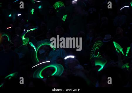 29 février 2024 : les fans de notre Dame brandissent des bâtons lumineux lors d'un match de basket-ball féminin de la NCAA entre les Virginia Tech Hokies et les notre Dame Fighting Irish au Purcell Pavilion au Joyce Center à South Bend, Indiana. John Mersits/CSM. (Crédit image : © John Mersits/CSM via ZUMA Press Wire) Banque D'Images