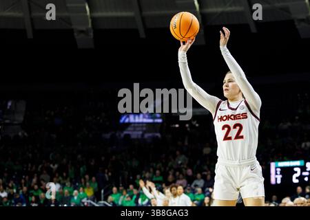 29 février 2024 : Cayla King (22 ans), gardien de Virginia Tech, tire la balle lors d'un match de basket féminin de la NCAA entre les Virginia Tech Hokies et les notre Dame Fighting Irish au Purcell Pavilion au Joyce Center à South Bend, Indiana. John Mersits/CSM. (Crédit image : © John Mersits/CSM via ZUMA Press Wire) Banque D'Images