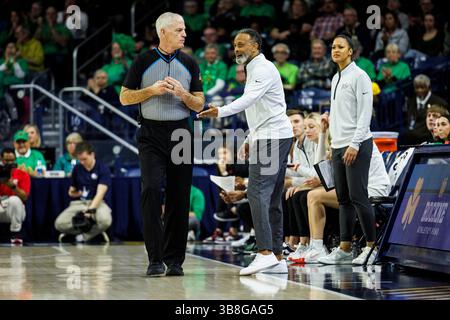 29 février 2024 : l'entraîneur-chef de Virginia Tech Kenny Brooks remet en question un appel des officiels lors d'un match de basket-ball féminin de la NCAA entre les Virginia Tech Hokies et les notre Dame Fighting Irish au Purcell Pavilion au Joyce Center à South Bend, Indiana. John Mersits/CSM. (Crédit image : © John Mersits/CSM via ZUMA Press Wire) Banque D'Images