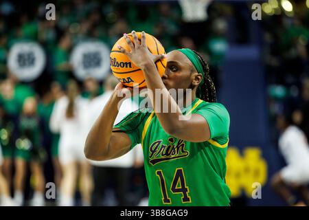 29 février 2024 : le gardien de notre Dame KK Bransford (14 ans) tire la balle lors d'un match de basket féminin de la NCAA entre les Virginia Tech Hokies et les notre Dame Fighting Irish au Purcell Pavilion au Joyce Center à South Bend, Indiana. John Mersits/CSM. (Crédit image : © John Mersits/CSM via ZUMA Press Wire) Banque D'Images