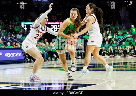 29 février 2024 : L'attaquante de notre Dame Maddy Westbeld (21 ans) se dirige vers le panier alors que la garde Virginia Tech Cayla King (22 ans) et la garde Virginia Tech Georgia Amoore (5 ans) défendent lors d'un match de basket féminin de la NCAA entre les Virginia Tech Hokies et les notre Dame Fighting Irish au Pavillon Purcell au Joyce Center à South Bend, Indiana. John Mersits/CSM. (Crédit image : © John Mersits/CSM via ZUMA Press Wire) Banque D'Images