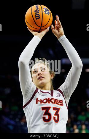 29 février 2024 : Elizabeth Kitley (33 ans), centre Virginia Tech, tire la balle lors d'un match de basket-ball féminin de la NCAA entre les Virginia Tech Hokies et notre Dame Fighting Irish au Purcell Pavilion au Joyce Center à South Bend, Indiana. John Mersits/CSM. (Crédit image : © John Mersits/CSM via ZUMA Press Wire) Banque D'Images