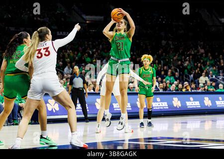 29 février 2024 : L'attaquante de notre Dame Maddy Westbeld (21 ans) tire la balle lors d'un match de basket féminin de la NCAA entre les Virginia Tech Hokies et les notre Dame Fighting Irish au Purcell Pavilion au Joyce Center à South Bend, Indiana. John Mersits/CSM. (Crédit image : © John Mersits/CSM via ZUMA Press Wire) Banque D'Images