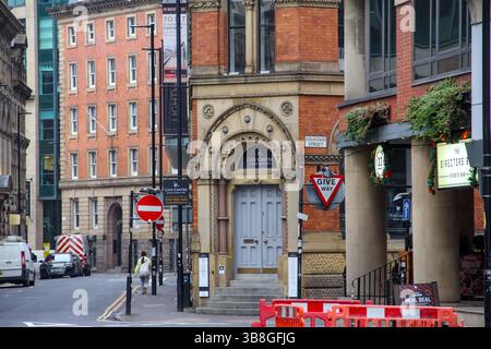 Manchester, Royaume-Uni - 11.16 2024 : architecture historique en briques rouges dans le centre de Manchester, textures classiques de la ville et façades victoriennes préservées. Banque D'Images