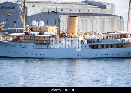 Copenhague, Danemark. 07 mai 2025. Vue du yacht royal Dannebrog amarré à Copenhague, Danemark. Il s'agit d'un événement annuel de la visite traditionnelle à proximité de Helsingør et marque le début de la saison royale de voile, qui cette année les emmène autour au Danemark et aux îles Féroé. Crédit : SOPA images Limited/Alamy Live News Banque D'Images