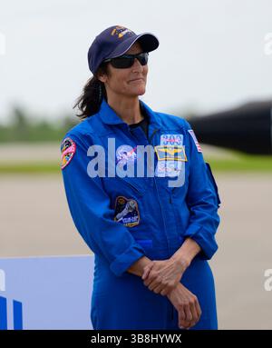 25 avril 2024 - Merritt Island, Floride, États-Unis - les astronautes SUNITA WILLIAMS et Butch Wilmore de la NASA arrivent à bord d'un Northrop T-38 talon au centre de lancement et d'atterrissage du Kennedy Space Center de la NASA en Floride le jeudi 25 avril 2024, avant la mission d'essais en vol de la NASA et de Boeing. WILMORE et WILLIAMS monteront à bord de la sonde Starliner au sommet d'une fusée Atlas V de l'United Launch Alliance (ULA) qui doit être lancée à 22 h 34 (HE) le 6 mai du complexe de lancement spatial 41 de la Station spatiale Cape Canaveral vers la Station spatiale internationale. (Crédit image : © Jennifer Briggs/ZUMA Press Wire/ZUMA Banque D'Images