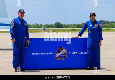 25 avril 2024 - Merritt Island, Floride, États-Unis - les astronautes BUTCH WILMORE et SUNITA WILLIAMS DE la NASA arrivent à bord d'un Northrop T-38 talon au centre de lancement et d'atterrissage du Kennedy Space Center de la NASA en Floride le jeudi 25 avril 2024, avant la mission d'essais en vol de la NASA et de Boeing. WILMORE et WILLIAMS monteront à bord de la sonde Starliner au sommet d'une fusée Atlas V de l'United Launch Alliance (ULA) qui doit être lancée à 22 h 34 (HE) le 6 mai du complexe de lancement spatial 41 de la Station spatiale Cape Canaveral vers la Station spatiale internationale. (Crédit image : © Jennifer Briggs/ZUMA Press Wir Banque D'Images