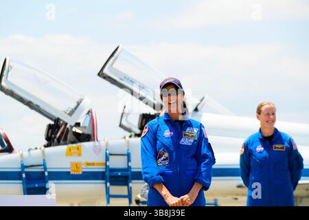 25 avril 2024 - Merritt Island, Floride, États-Unis - les astronautes SUNITA WILLIAMS et Butch Wilmore de la NASA arrivent à bord d'un Northrop T-38 talon au centre de lancement et d'atterrissage du Kennedy Space Center de la NASA en Floride le jeudi 25 avril 2024, avant la mission d'essais en vol de la NASA et de Boeing. WILMORE et WILLIAMS monteront à bord de la sonde Starliner au sommet d'une fusée Atlas V de l'United Launch Alliance (ULA) qui doit être lancée à 22 h 34 (HE) le 6 mai du complexe de lancement spatial 41 de la Station spatiale Cape Canaveral vers la Station spatiale internationale. (Crédit image : © Jennifer Briggs/ZUMA Press Wire) Banque D'Images