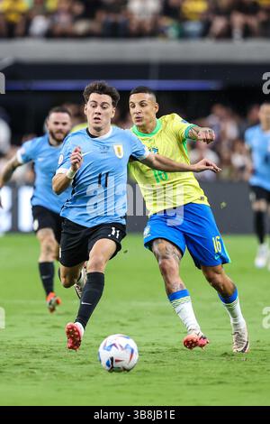 6 juillet 2024 : le milieu de terrain uruguayen Facundo Pellistri (11 ans) et le défenseur brésilien Guilherme Arana (16 ans) courent vers le ballon lors du match des quarts de finale de la CONMEBOL Copa America au stade Allegiant entre l'Uruguay et le Brésil le 6 juillet 2024 à Las Vegas, Nevada. Christopher Trim/CSM. (Crédit image : © Christopher Trim/CSM via ZUMA Press Wire) Banque D'Images