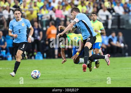 06 juillet 2024 : le milieu de terrain de l'Uruguay Federico Valverde (15 ans) entre en collision avec l'attaquant brésilien Endrick (9 ans) lors du match des quarts de finale de la CONMEBOL Copa America au stade Allegiant entre l'Uruguay et le Brésil le 6 juillet 2024 à Las Vegas, Nevada. Christopher Trim/CSM. (Crédit image : © Christopher Trim/CSM via ZUMA Press Wire) Banque D'Images