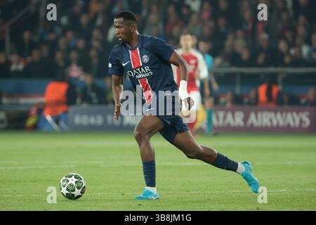 Paris, France. 07 mai 2025. Willian Pacho du PSG lors de l'UEFA Champions League, demi-finales, match de 2e manche entre le Paris Saint-Germain et l'Arsenal FC le 7 mai 2025 au stade du Parc des Princes à Paris, France - photo Jean Catuffe/DPPI crédit : DPPI Media/Alamy Live News Banque D'Images