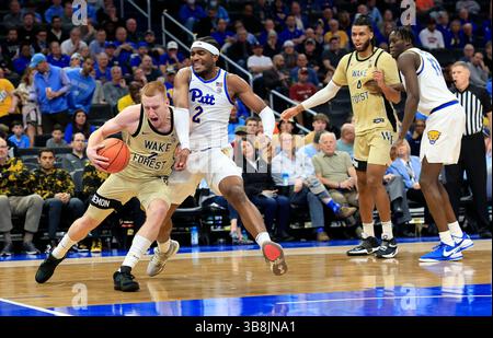 14 mars 2024 : Garde des diacres démons de Wake Forest (2) Cameron Hildreth tourne autour de l'attaquant Pitt Panthers (2) Blake Hinson lors d'un match de tournoi de basket-ball masculin de l'ACC entre les diacres démons de Wake Forest et les Pitt Panthers à Capital One Arena à Washington, D.C. Justin Cooper/CSM (crédit image : © Justin Cooper/CSM via ZUMA Press Wire) Banque D'Images