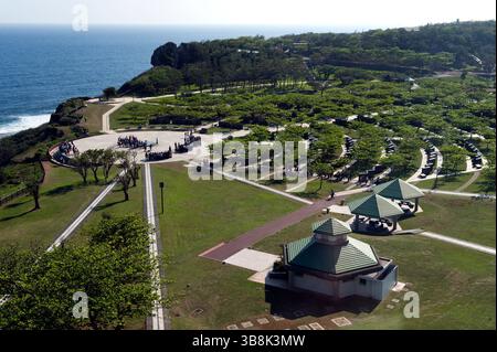 Vue panoramique du Parc du Mémorial de la paix avec la pierre angulaire des monuments de la paix rayonnant de la place circulaire, Mabuni, Itoman, Okinawa, Japon. Banque D'Images