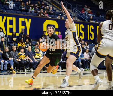 21 mars 2023 Berkeley, CA États-Unis HawaiÃ¢â‚¬â„¢je garde MeiLani McBee (23) va au panier lors du match de basket-ball féminin de premier tour de la NCAA WBIT entre les Wahine Rainbow d'Hawaï et les Golden Bears de Californie. La Californie a battu Hawaii 65-60 at.Haas Pavilion Berkeley Calif. Thurman James / CSM (crédit image : © Thurman James/CSM via ZUMA Press Wire) Banque D'Images