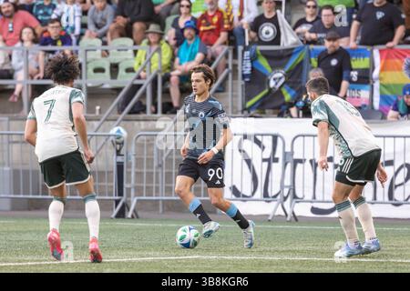 Tukwila, Washington, États-Unis. 6 mai 2025. Le joueur de Tacoma Defiance SEBASTIAN GOMEZ #90 tente de faire passer le ballon devant les joueurs de Portland Timbers ARIEL LASSITER #7 et EERIC MILLER #15 au match, Tacoma Defiance vs Portland Timbers 2, pour la coupe ouverte américaine au StarFire Sports Complex, à Tukwila, Washington. (Crédit image : © Melissa Levin/ZUMA Press Wire) USAGE ÉDITORIAL SEULEMENT ! Non destiné à UN USAGE commercial ! Banque D'Images