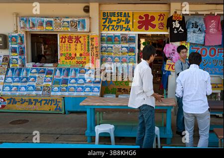 Boutique d'Okinawa vendant des rafraîchissements tels que le 'kakigori' (glace rasée), la crème glacée Blue Seal locale et des T-shirts souvenirs à Okinawa, au Japon. Banque D'Images