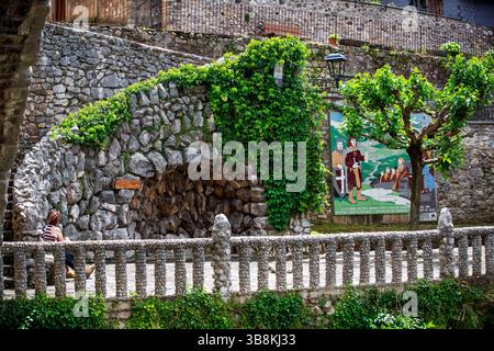 10 juin 2023, Barcelone, Espagne : murale du 700ème anniversaire de la charte de règlement et franchises de la ville de Lillet, BerguedÃ , Catalogne, Espagne. ..la murale est placée sur un mur dans le jardin entre l'arrière de l'hôtel de ville et la butée sud du vieux pont ; en dessous de Carrer Regatell et surplombant la vieille ville. C'est un endroit pour se reposer et être, car il y a la fontaine du vieux pont et les environs sont conditionnés avec des bancs et ornementés. Ainsi, la murale est un élément commémoratif et aussi décoratif. La murale est faite avec des carreaux décorés qui composent un Banque D'Images