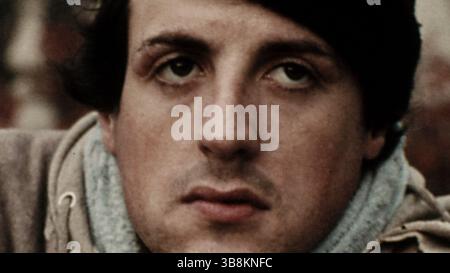 DATE DE SORTIE : 3 novembre 2023. TITRE : SLY STUDIO : MRC FILM. RÉALISATEUR : Questlove. INTRIGUE : film documentaire américain sur la vie et l'héritage de Sylvester Stallone, réalisé par Thom Zimny. Il a été présenté pour la première fois au Festival international du film de Toronto en 2023, et a été publié sur Netflix le 3 novembre 2023. Résumé : le film explore la vie de Sylvester Stallone et sa carrière de près de 50 ans, de l'enfance rude à Manhattan à l'acteur en difficulté en passant par le cinéaste d'action et star de franchises hollywoodiennes, y compris Rocky et Rambo. Il comprend des images de la poursuite du cinéma de Stallone, des scènes de ses films, des photos Banque D'Images