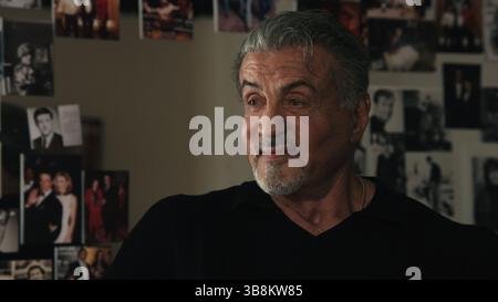 DATE DE SORTIE : 3 novembre 2023. TITRE : SLY STUDIO : MRC FILM. RÉALISATEUR : Questlove. INTRIGUE : film documentaire américain sur la vie et l'héritage de Sylvester Stallone, réalisé par Thom Zimny. Il a été présenté pour la première fois au Festival international du film de Toronto en 2023, et a été publié sur Netflix le 3 novembre 2023. Résumé : le film explore la vie de Sylvester Stallone et sa carrière de près de 50 ans, de l'enfance rude à Manhattan à l'acteur en difficulté en passant par le cinéaste d'action et star de franchises hollywoodiennes, y compris Rocky et Rambo. Il comprend des images de la poursuite du cinéma de Stallone, des scènes de ses films, des photos Banque D'Images