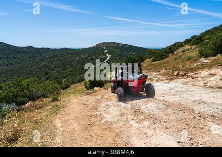 Excursion en buggy tout-terrain à Chypre. Les touristes conduisent à travers le pays, profitant de l'aventure en plein air et des paysages pittoresques Banque D'Images