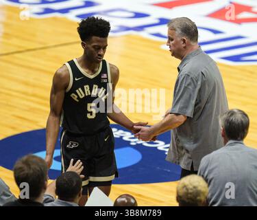 20 novembre 2023 : L'entraîneur-chef de Purdue, Matt Painter, félicite le garde de Purdue, Myles Colvin (5 ans), pour un travail bien fait lors du match de basket-ball Allstate Maui Invitational entre les Bulldogs de Gonzaga et les Boilermakers de Purdue au Sofi Arena du Stan Sheriff Center à Honolulu, Hawaï. Glenn Yoza/CSM (crédit image : © Glenn Yoza/CSM via ZUMA Press Wire) Banque D'Images